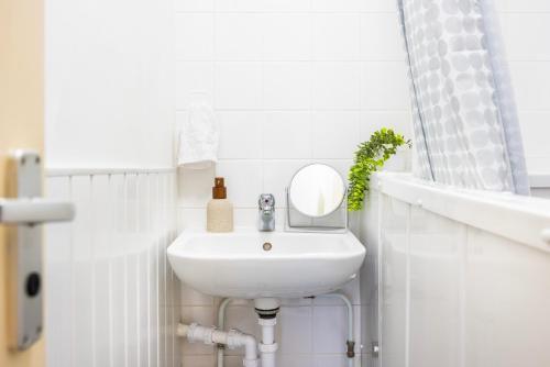 BUSINESS 2 Beds London Apartment - Poplar - 2 minutes from station - Tap to explore photos