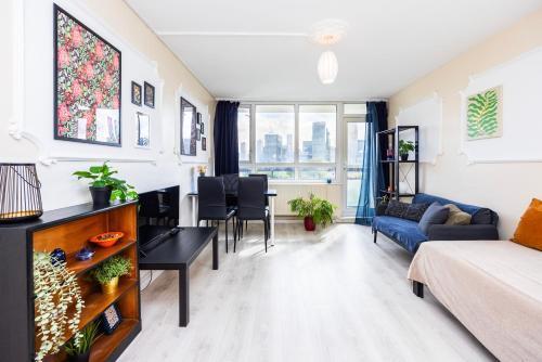BUSINESS 2 Beds London Apartment - Poplar - 2 minutes from station - Tap to explore photos