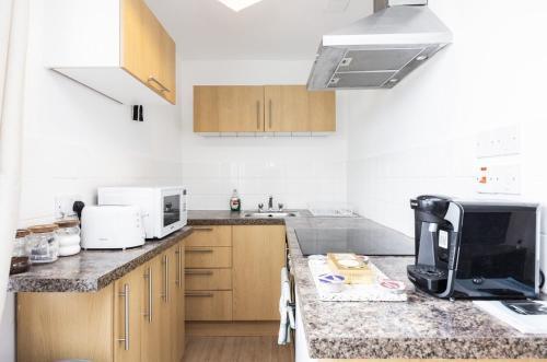 The King's Cross Stylish Suite - Tap to explore photos