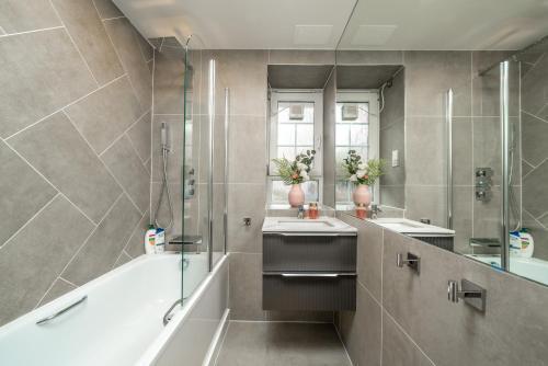 Tabard House Apartment London Bridge In City Of London - Tap to explore photos