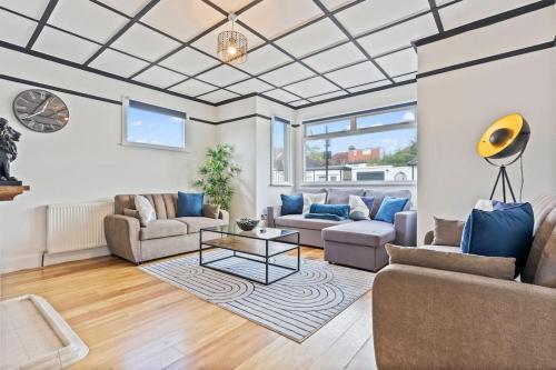 Heart of Acton - Free Parking - Perfect for Contractors - Tap to explore photos