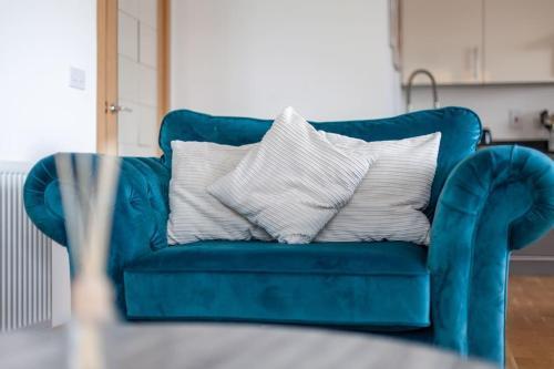 Modern 1-bed with Panoramic View In Central London - Tap to explore photos