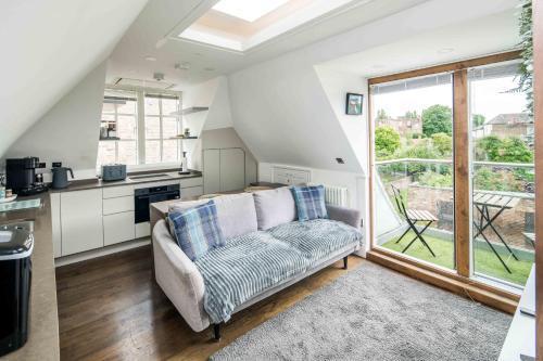 Sleek and Stylish 1BD Apt w/ Balcony, Hammersmith - Tap to explore photos