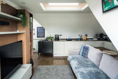 Sleek and Stylish 1BD Apt w/ Balcony, Hammersmith - Tap to explore photos
