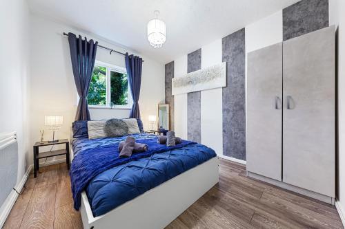 Elegant & Cozy FBS Downtown Flat - Tap to explore photos