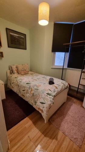 Private single room guest sleep - Tap to explore photos