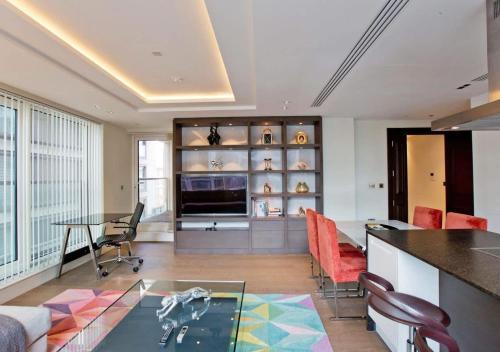 Luxurious West Kensington Flat with City Views - Tap to explore photos