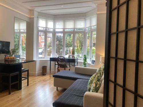 Interior Designed Flat near Kew Botanical Gardens - Tap to explore photos