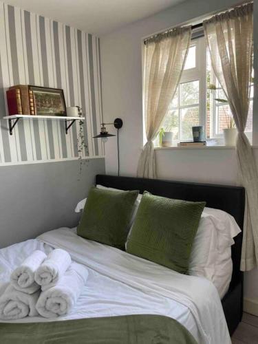 One bedroom Putney Village flat - Tap to explore photos