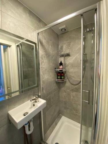 One bedroom Putney Village flat - Tap to explore photos