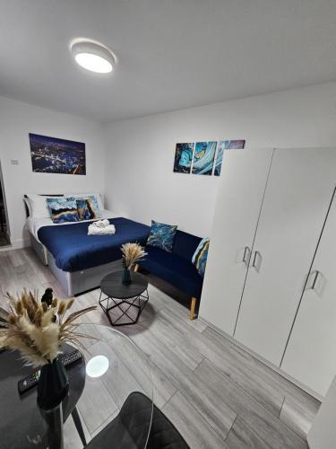 Cozy Ground-Floor Studio, Excellent City Access - Tap to explore photos