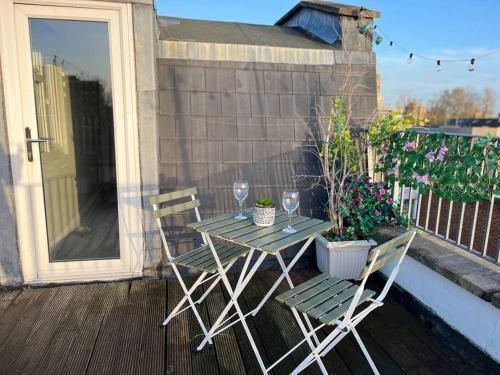 Modern with Stylish Terrace - Your London Oasis! - Tap to explore photos