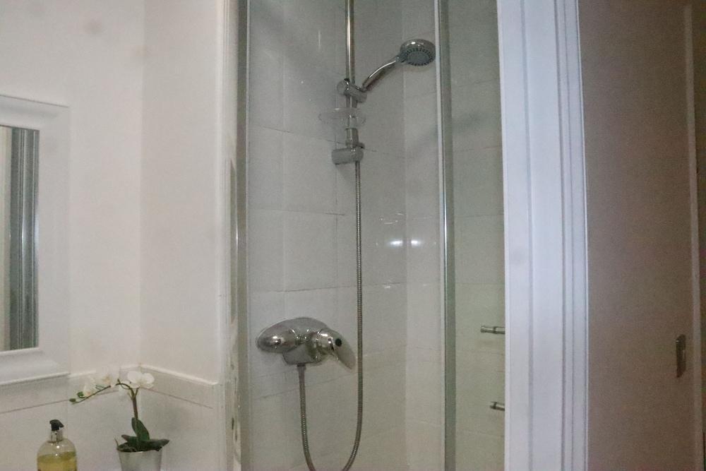 Skyline Haven Modern 2BR w/ Free Parking & 4kTV - Tap to explore photos