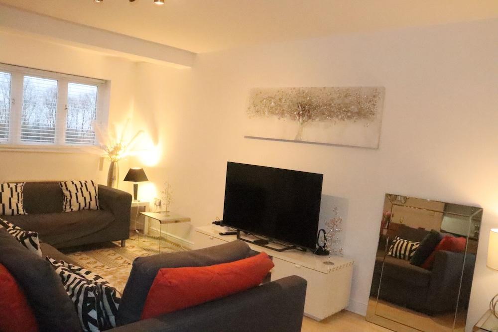 Skyline Haven Modern 2BR w/ Free Parking & 4kTV - Tap to explore photos