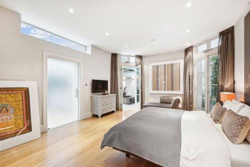 The Harrington - Gloucester Road - 4 Cornwall Gardens - Tap to explore photos