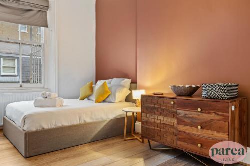 Parea Living - South Kensington, Elegant 1-Bedroom Flat, WFH Desk - Tap to explore photos