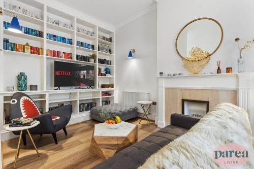 Parea Living - South Kensington, Elegant 1-Bedroom Flat, WFH Desk - Tap to explore photos