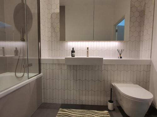Cozy Room with Private Bathroom in Luxurious Flat - Tap to explore photos
