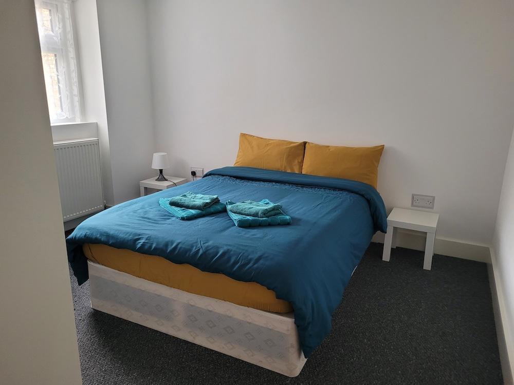 Lovely 2-bed Fully Refurbished House in London - Tap to explore photos