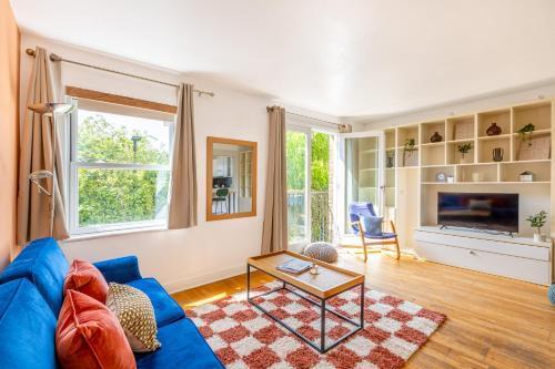 Expansive 2BR Flat, Holloway Road - Tap to explore photos