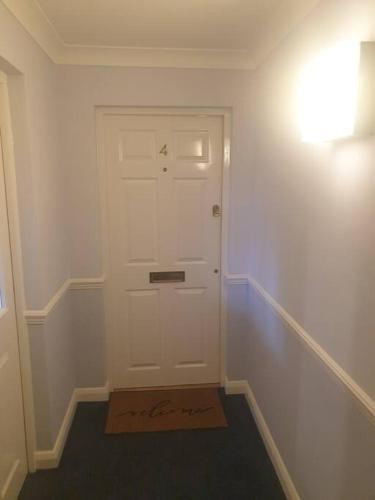 Peaceful room on sharing flat in Wimbledon - Tap to explore photos