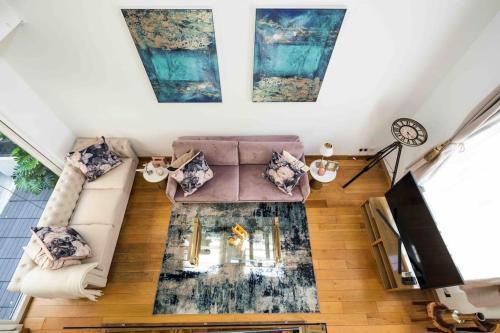Central Harrods 4BR 6Bed House AC - Tap to explore photos