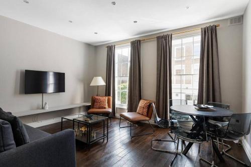 Superb duplex in prime area of London - Tap to explore photos