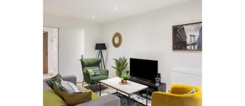 A Splash of Color: Spacious & Funky 3-BR Flat - Tap to explore photos