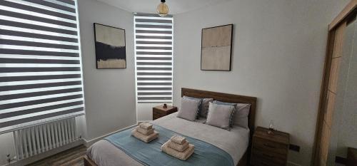 Tower Bridge spacious KING BEDROOM in Friendly Homestay near London Bridge Station - Tap to explore photos