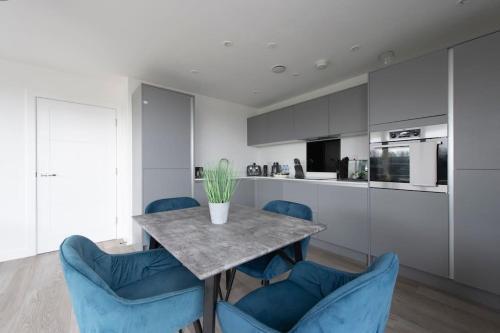 Finsbury Park Penthouse: Luxe City Living - Tap to explore photos