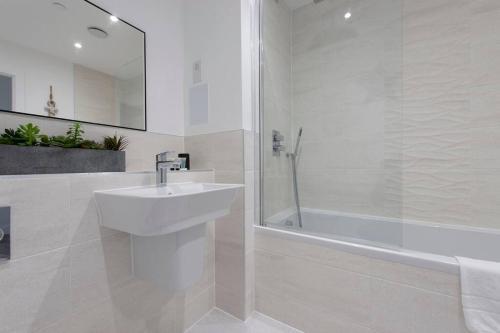 Finsbury Park Penthouse: Luxe City Living - Tap to explore photos