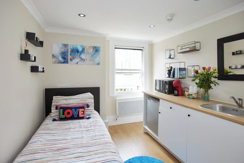 Your Ideal London Getaway - Charming Studio Haven - Tap to explore photos