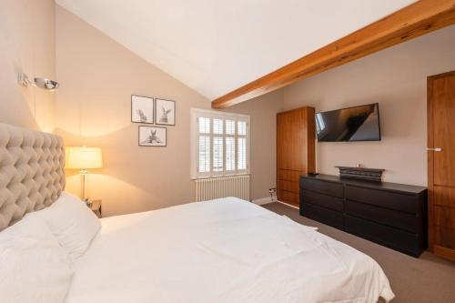 Fairytale Garden House - Next to Victoria Station & Pet Friendly - Tap to explore photos