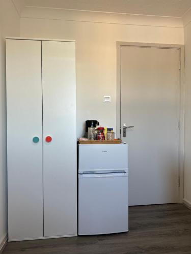 HLM property Single Room only - Tap to explore photos