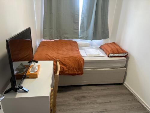 HLM property Single Room only - Tap to explore photos