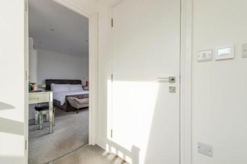 Modern large 2 bed near station - Tap to explore photos