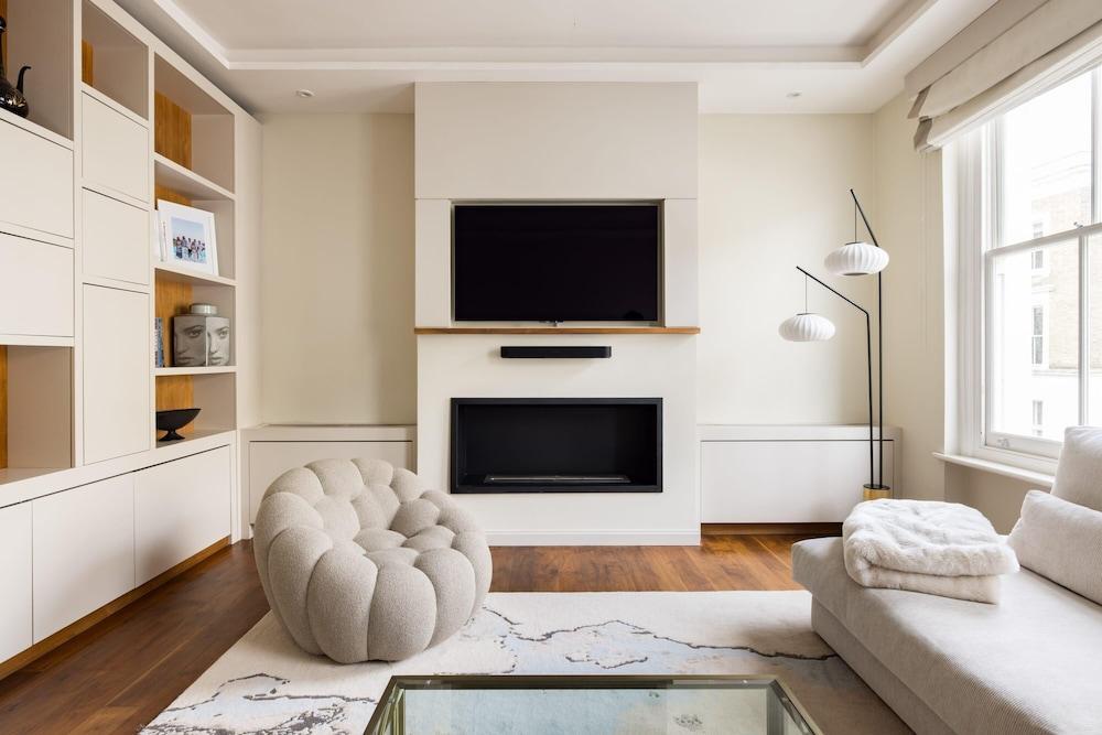 Light-filled Chelsea Duplex - Tap to explore photos
