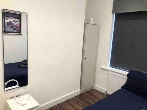 London Victoria Vauxhall moments away Room 1 - Tap to explore photos