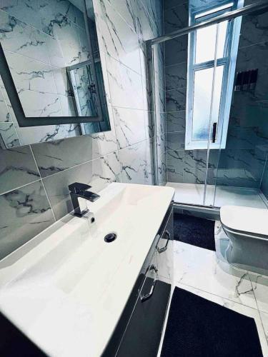 London Victoria Vauxhall moments away Room 1 - Tap to explore photos
