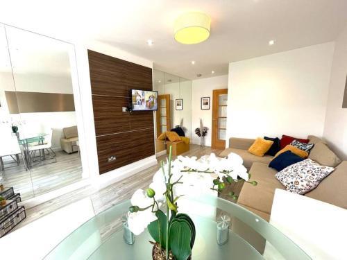 Hampstead 4-bedrooms condo apartment - Tap to explore photos