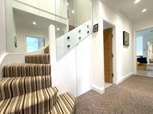 Hampstead 4-bedrooms condo apartment - Tap to explore photos