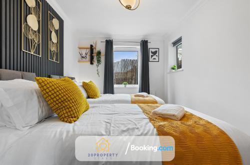 Luxury Long Stays in Bow Road - Tap to explore photos