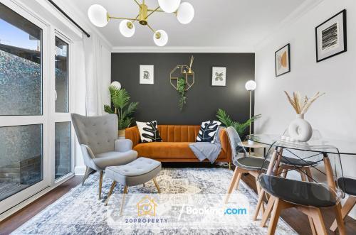 Luxury Long Stays in Bow Road - Tap to explore photos