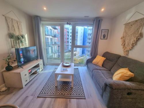 Modern 2Bed 2Bath with Balcony next to DLR Station - Tap to explore photos