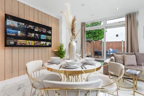 Elegant Oasis - 2 Bed - Garden - 65 inch TV & Netflix - Tap to explore photos