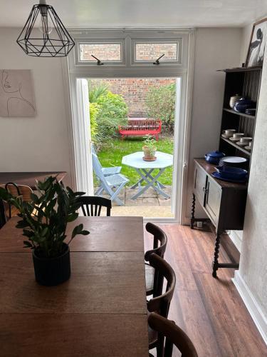 Charming, Renovated Residence in Willesden Green - Tap to explore photos