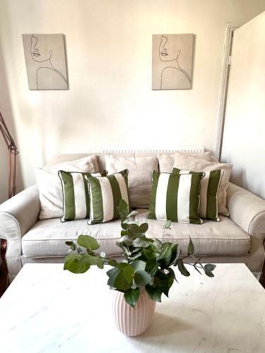 Charming, Renovated Residence in Willesden Green - Tap to explore photos