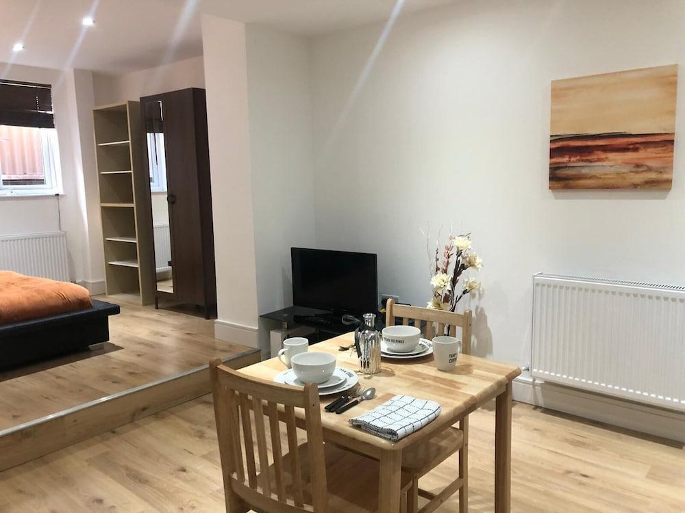 London Bermondsey, 3 People, Beautiful Studio - Tap to explore photos