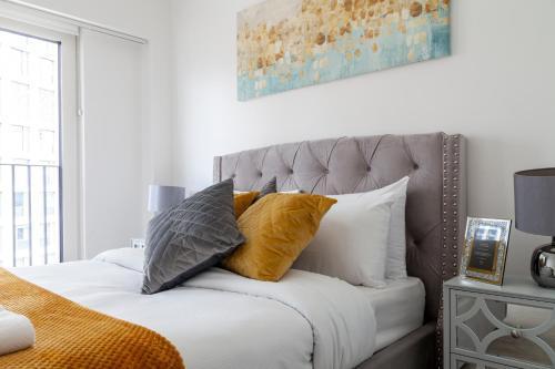 Stylish central 2BDR flat, comm garden I Smarthost - Tap to explore photos