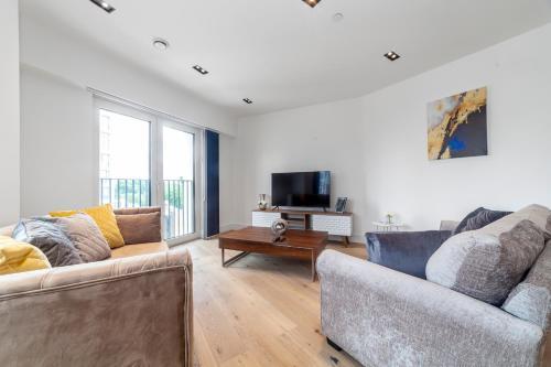 Stylish central 2BDR flat, comm garden I Smarthost - Tap to explore photos